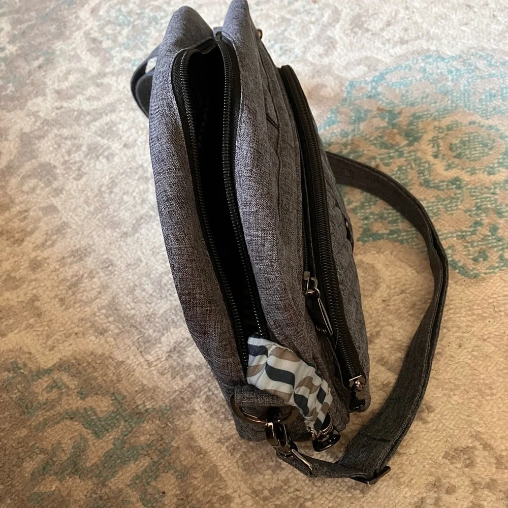 NEW! Cute “lug” Gray Quilted Crossbody Bag - Picture 7 of 11